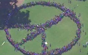 Hàng ngàn người xếp hình hòa bình tôn vinh John Lennon