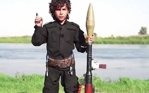 IS tung VIDEO chiến binh nhí doạ chặt đầu tổng thống Obama