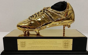 FA tri ân Rooney bằng giày Vàng