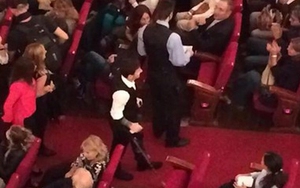 Messi được chào đón nồng nhiệt khi chống nạng đi xem kịch