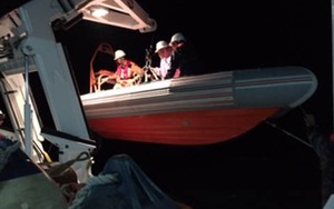 Ngoạn mục cứu hai thuyền viên gặp nạn trên biển