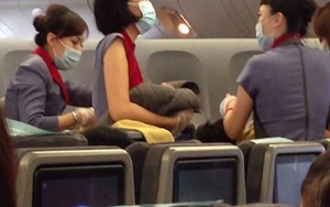 VIDEO: Phi hành đoàn cuống quýt đỡ đẻ cho hành khách trên máy bay