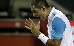 Nick Kyrgios càu nhàu với quay phim, nổi cáu với cô bé nhặt bóng ở Thượng Hải Masters