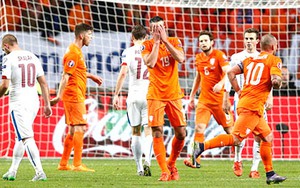 Khi Hà Lan nhồi thật nhiều bóng bổng cho Huntelaar...