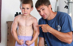 Nước Anh sửng sốt với cậu bé 9 tuổi, cơ bắp cuồn cuộn, hít đất hơn 100 cái