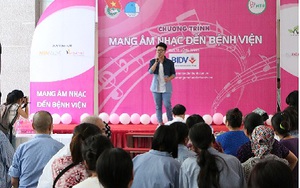 Quán quân Đức Phúc 'rủ' Mỹ Tâm mang âm nhạc đến bệnh viện