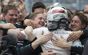 Mercedes AMG Petronas bảo vệ thành công chức vô địch thế giới: Sống lại huyền thoại “mũi tên bạc”
