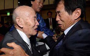 Các gia đình trên bán đảo Triều Tiên bắt đầu cuộc đoàn tụ trong nước mắt