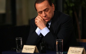 Berlusconi chỉ trích AC Milan vì trận thua trước Inter