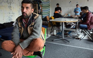 Cảnh sát Pháp đuổi hàng trăm người tị nạn đã biến trường học thành nơi ở