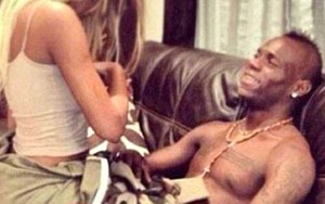 Tình cũ 'U40' kiện Mario Balotelli
