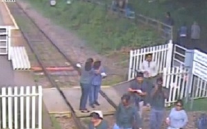 Cảnh sát Anh rùng mình vì clip 'tự sướng' trên đường sắt