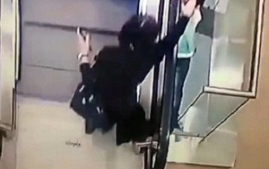 Sốc: VIDEO khoảnh khắc bé gái trượt tay rơi khỏi thang cuốn