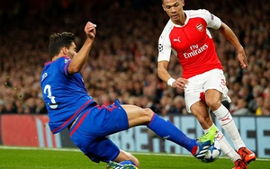 Kieran Gibbs và Hector Bellerin làm 'kẻ đóng thế' của ông Wenger?