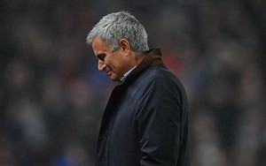 Mourinho bỏ vào phòng thay đồ ngay sau khi Chelsea bị gỡ hòa