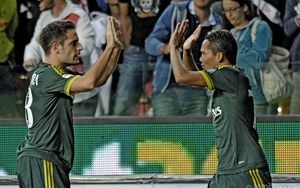 Bonaventura chuyền bóng chính xác từ gần giữa sân cho Bacca ghi bàn