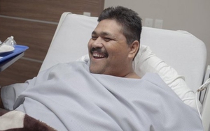 Ronaldo tặng áo cho người béo nhất thế giới