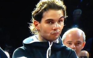 HÀI HƯỚC: Nadal chán ngấy bài phát biểu dài dòng của Federer