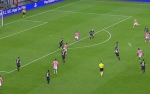 Pobga gẩy bóng như 'vũ công' cho Lichtsteiner ghi bàn