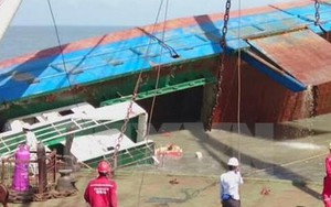 Chìm tàu trên sông Soài Rạp: Đưa thi thể nghi là thuyền viên tàu Hoàng Phúc 18 về bờ