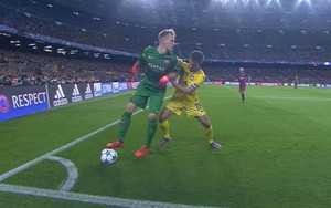 Ter Stegen chơi như 'máy quét' của Barca
