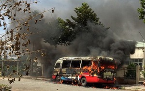 Điều tra vụ xe buýt bỗng dưng bốc cháy dữ dội ở Tiền Giang