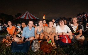 Kêu gọi bảo vệ tê giác, nhưng ngồi lên cỏ ở Hoàng thành