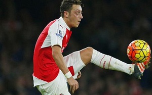 Bóng cứ rời chân của Mesut Oezil là Arsenal có cơ hội ghi bàn