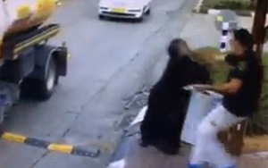 VIDEO: Thiếu nữ 'dịu dàng' bất ngờ rút dao đâm nhân viên an ninh hộ pháp