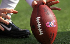 VIDEO: Cậu bé 14 tuổi ghi bàn không tưởng bằng... bóng bầu dục