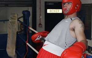 VIDEO: Wayne Rooney dùng một tay hạ 'nốc ao' võ sĩ Wade Barrett ở WWE