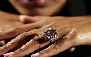 Viên kim cương hồng gây sốc với giá bán 28,5 triệu USD