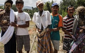 Chùm ảnh: Kinh hoàng tục đào mộ, đưa người chết đi dạo ở Indonesia