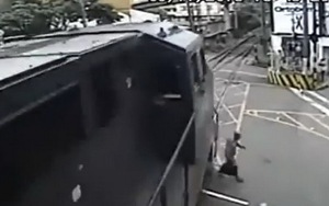 VIDEO: Rụng rời cảnh ông lão 'điếc không sợ tàu hỏa'