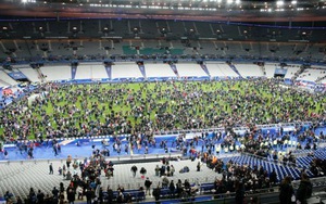CĐV hát quốc ca Pháp sau vụ khủng bố ở Paris