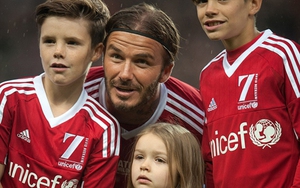 CHÙM ẢNH: Cha con Beckham cùng nhau đánh bại đội Các ngôi sao thế giới