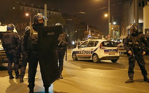 VIDEO: Tiếng súng chát chúa tại hiện trường vụ đấu súng ở ngoại ô Paris