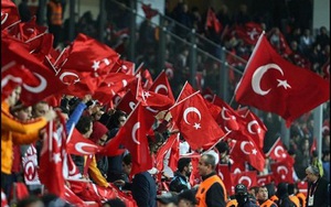 CĐV Thổ Nhĩ Kỳ không bất kính với những nạn nhân của vụ khủng bố Paris