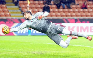 Cuộc chiến người gác đền: Donnarumma trước tượng đài Buffon