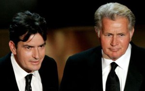 Cha Charlie Sheen ca ngợi con trai “can đảm” thừa nhận nhiễm HIV