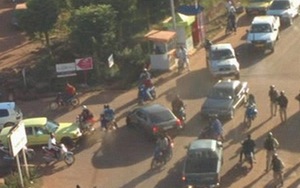 VIDEO đầu tiên về vụ khủng bố Mali do con tin quay lén