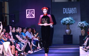 Người mẫu mặc áo tứ thân đi chân đất, guốc mộc trong show 'Duyên'