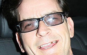 Cộng đồng mạng lan truyền video 'ăn chơi trác táng' của Charlie Sheen