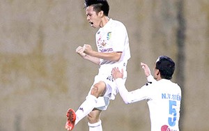 Tiền vệ Văn Quyết: 'Tôi muốn có món quà tặng vợ con'