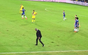 Mourinho quát tháo, bĩu môi và xếp cỏ ở trận gặp Maccabi Tel Aviv