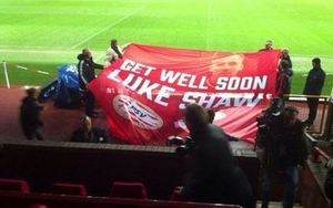 CĐV PSV lên kế hoạch xin lỗi vì ‘cái chân gãy’ của Luke Shaw