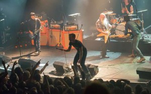 Eagles of Death Metal muốn biểu diễn mở cửa lại nhà hát Bataclan