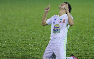 Tiền vệ Minh Vương: Người sống trong bóng tối