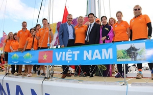 Tổng Lãnh sự Việt Nam tại Tây Úc tiếp lửa cho đội thuyền buồm Việt Nam