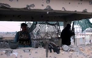 6 tay súng Taliban mặc áo gài bom tấn công sân bay ở Afghanistan